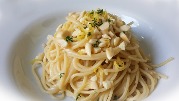 Spaghetti cremosi con limone, mandorle e timo